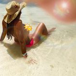 Anabel Pantoja haciendo topless en la playa