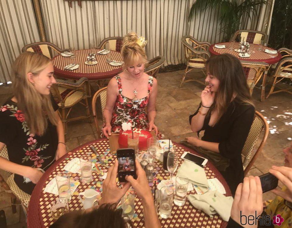 Melanie Griffith celebra su cumpleaños con sus hijas Dakota Johnson y Stella del Carmen