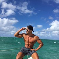 Fabio Agostini posando muy sexy en la playa