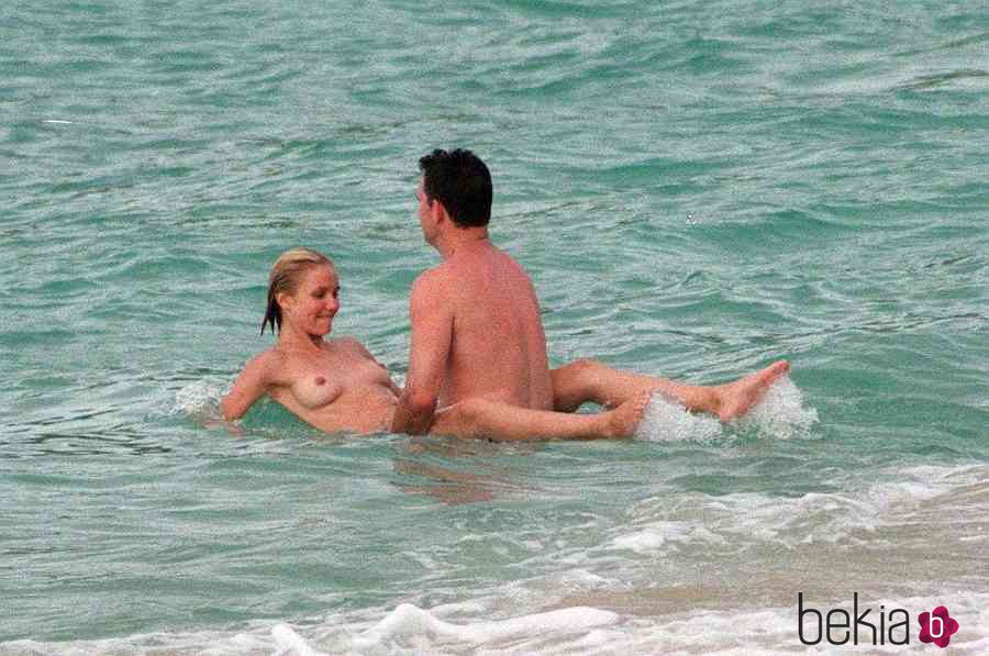 Cameron Diaz manteniendo relaciones sexuales en una playa con un hombre