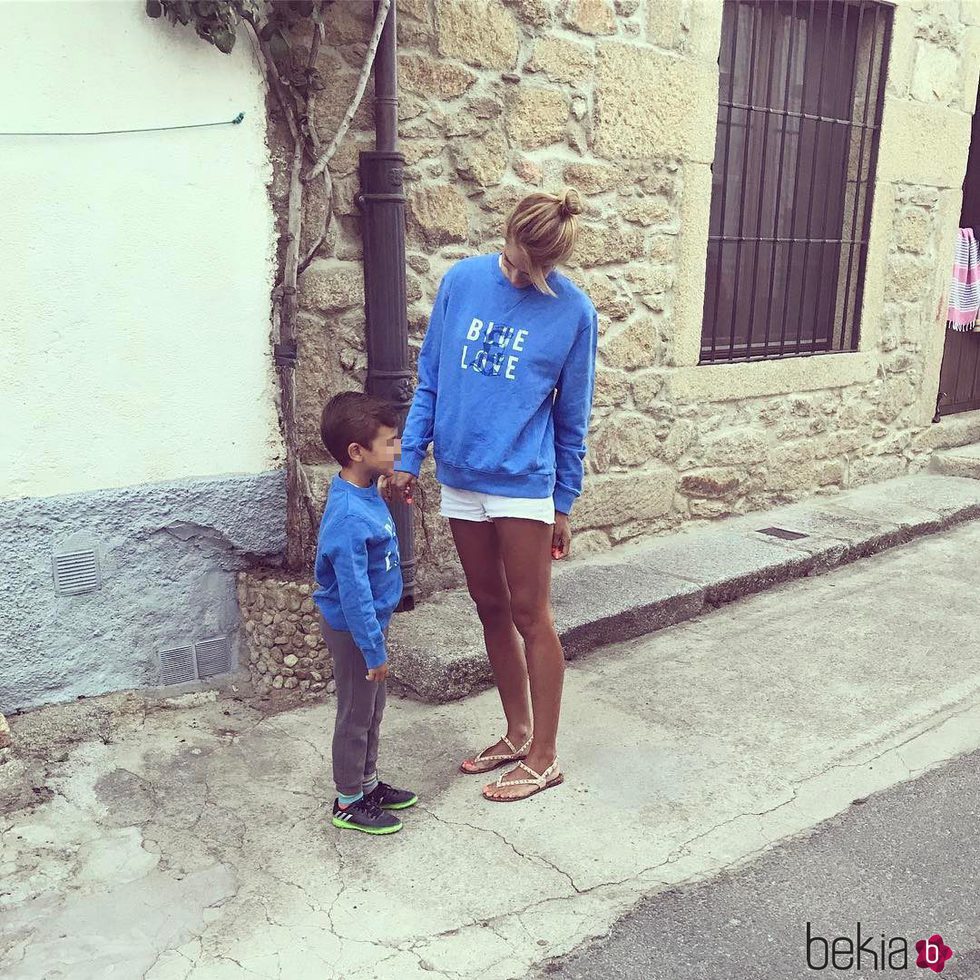 Alba Carrillo con su hijo Lucas disfrutando de su pueblo