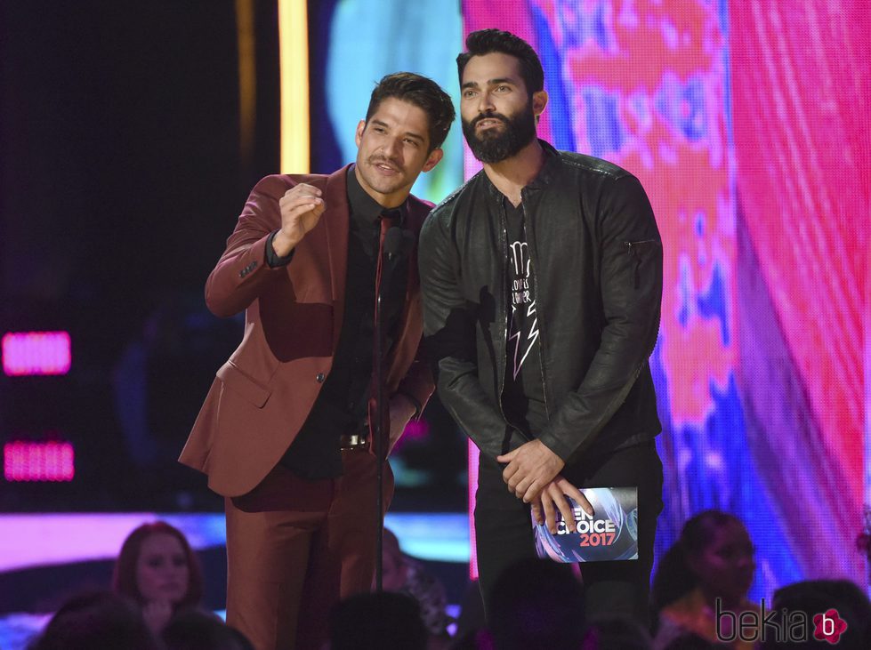 Tyler Posey y Tyler Hoechlin en el escenario de los Premios Teen Choice 2017