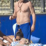 Alejandro Gravier con el torso desnudo en Marbella