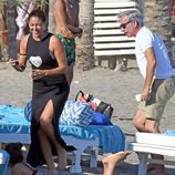 Imanol Arias e Irene Meritxell, muy felices en las playas de Marbella