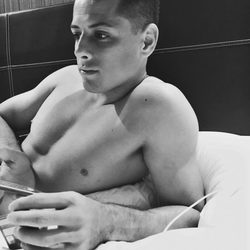 Chicharito con el torso desnudo retratado por su novia Andrea Duro