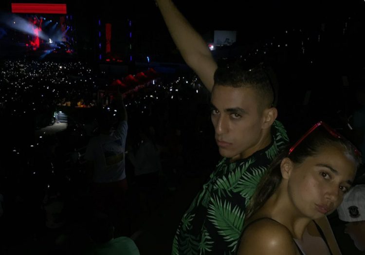 Andrea Janeiro y su amigo Isma en el concierto de David Guetta en Benidorm