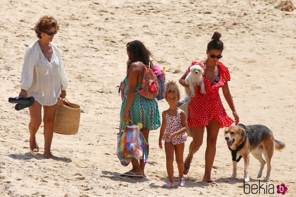 Mónica Cruz con su madre y su hija Antonella en las playas de Cádiz
