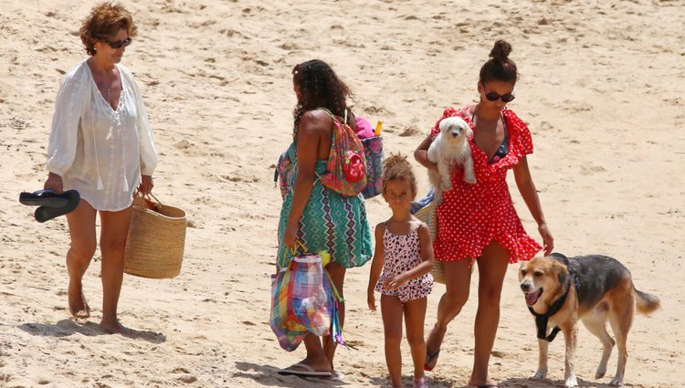 Mónica Cruz con su madre y su hija Antonella en las playas de Cádiz