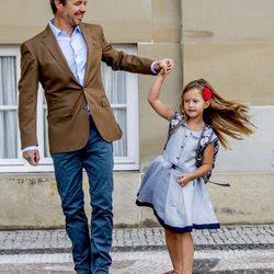 Josefina de Dinamarca, muy feliz con su padre, Federico de Dinamarca, en su primer día de colegio