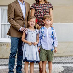 Federico y Mary de Dinamarca acompañan a sus hijos Vicente y Josefina en su primer día de colegio