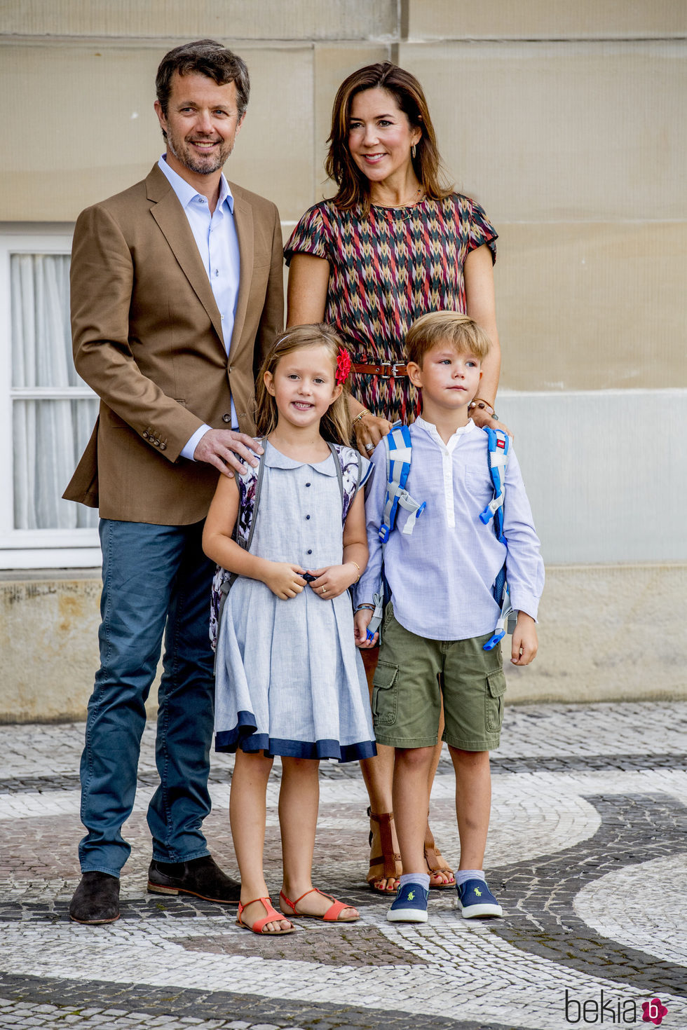 Federico y Mary de Dinamarca acompañan a sus hijos Vicente y Josefina en su primer día de colegio