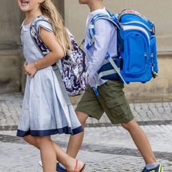 Josefina de Dinamarca, muy contenta en su primer día de colegio frente a la tristeza de Vicente de Dinamarca