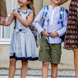 Vicente y Josefina de Dinamarca en su primer día de colegio