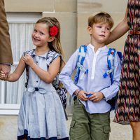 Vicente y Josefina de Dinamarca en su primer día de colegio