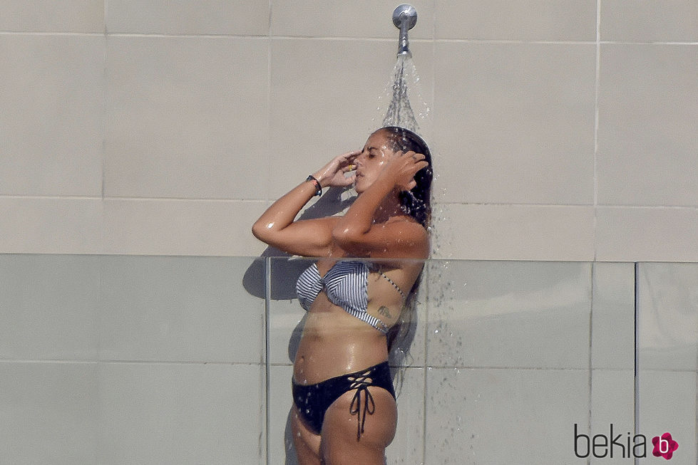 Anabel Pantoja dándose una ducha en Ibiza