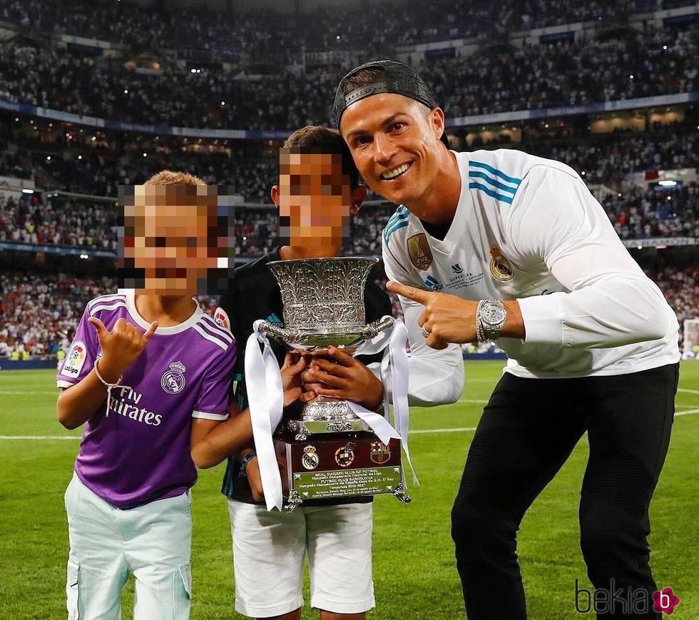 Cristiano Ronaldo con su hijo y su sobrino con la Supercopa de España