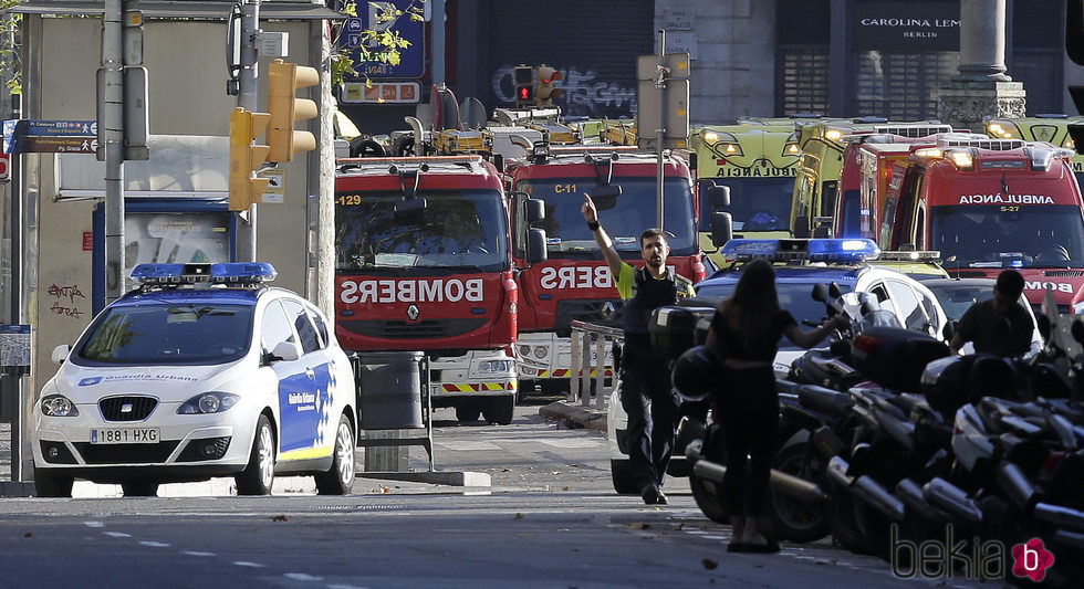 Servicios de emergencia y policía tras el atentado de Barcelona
