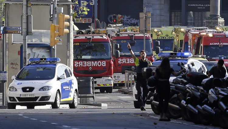 Servicios de emergencia y policía tras el atentado de Barcelona