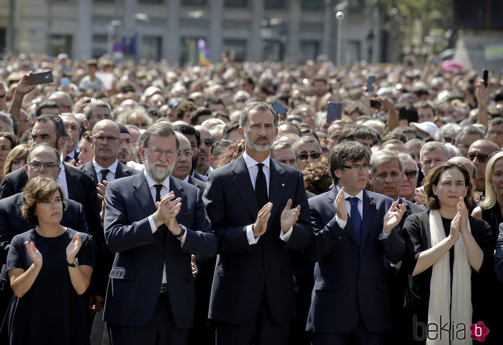 El Rey Felipe tras el minuto de silencio en recuerdo a las víctimas de los atentados de Barcelona y Cambrils