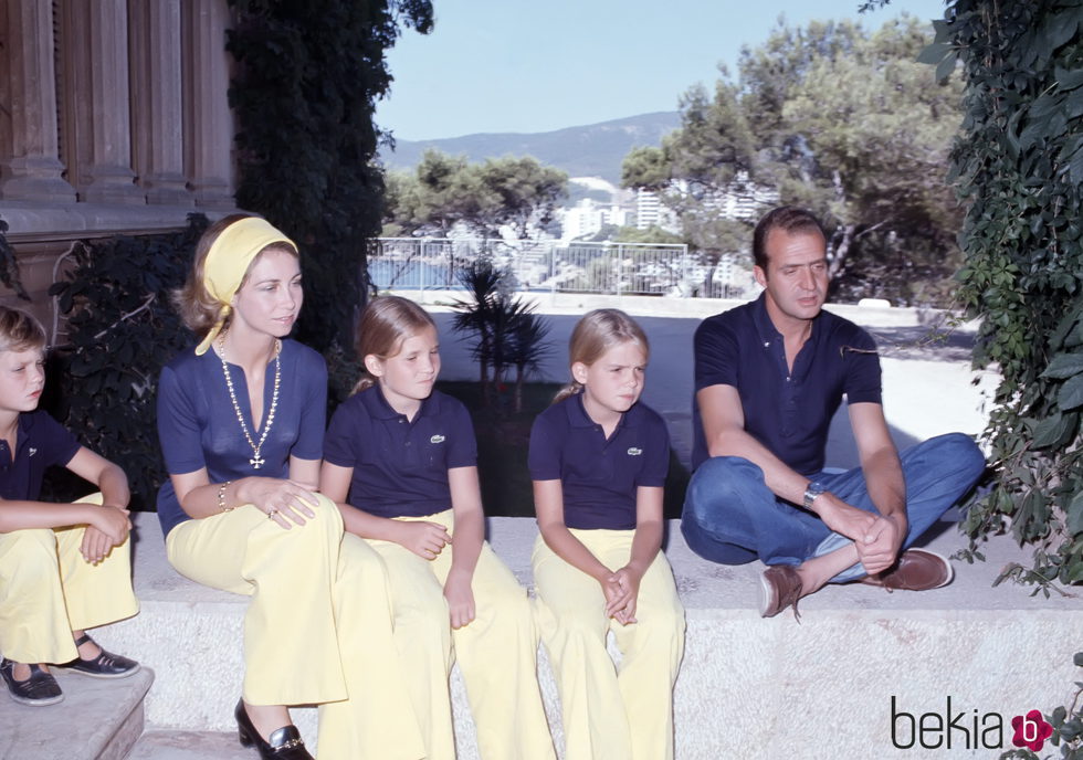 Los Reyes Juan Carlos y Sofía con sus hijos Felipe, Elena y Cristina en Marivent