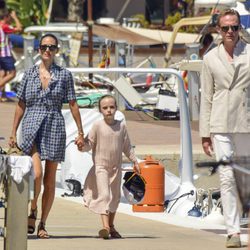 Jennifer Connelly junto a su hija Agnes y su marido Paul Bettany en Formentera