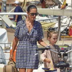 Jennifer Connelly paseando junto a su hija en Formentera