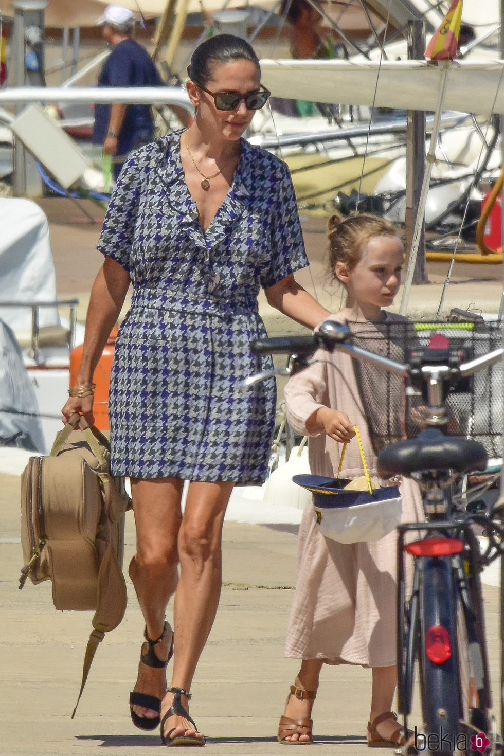 Jennifer Connelly paseando junto a su hija en Formentera