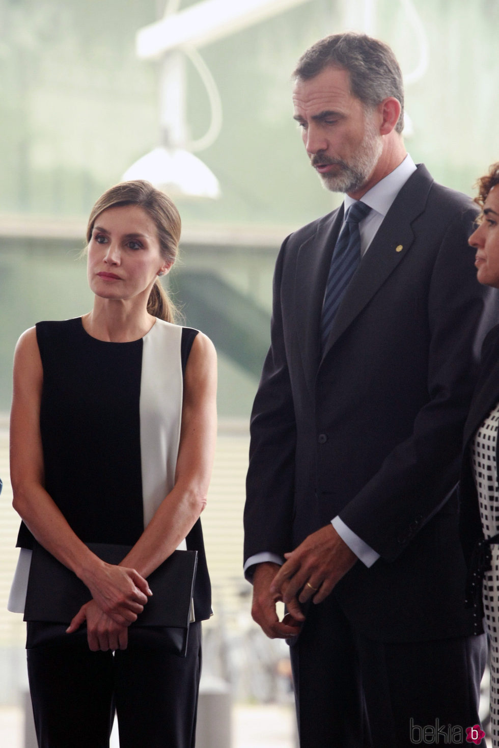 Los Reyes Felipe y Letizia, afectados en la visita a los heridos del atentado de Barcelona