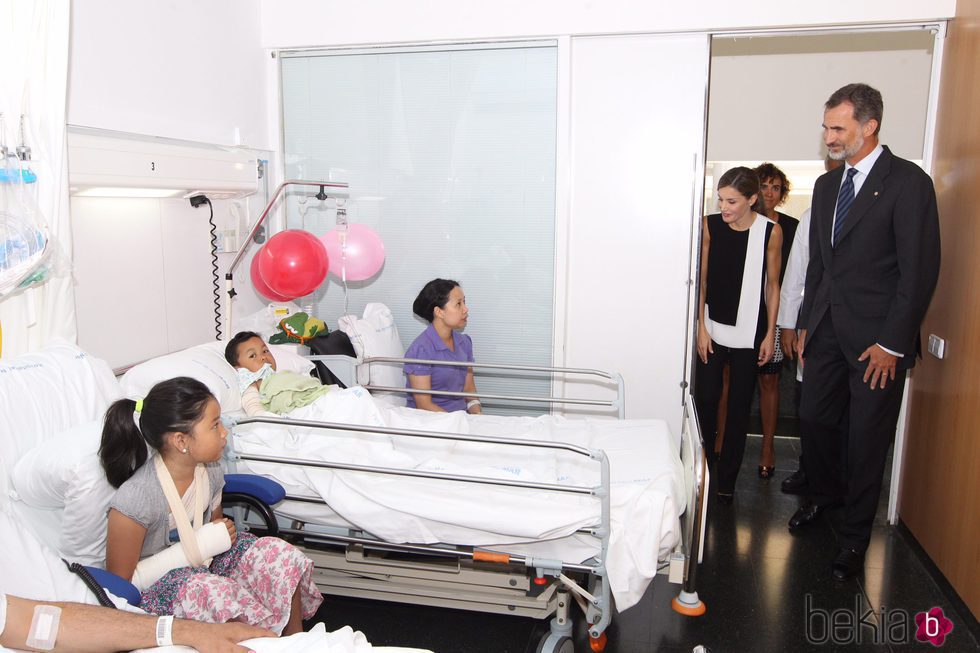 Los Reyes Felipe y Letizia visitan a una familia herida en el atentado de Barcelona