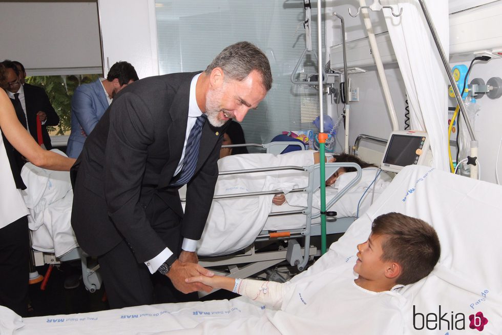 El Rey Felipe saluda a un niño herido en el atentado de Barcelona