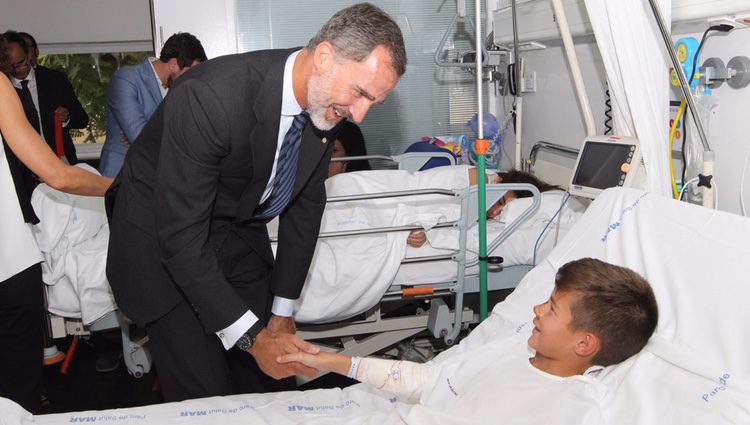 El Rey Felipe saluda a un niño herido en el atentado de Barcelona