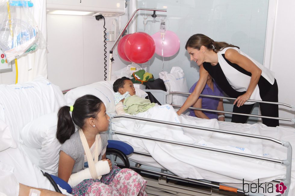 La Reina Letizia con un niño ingresado tras el atentado de Barcelona