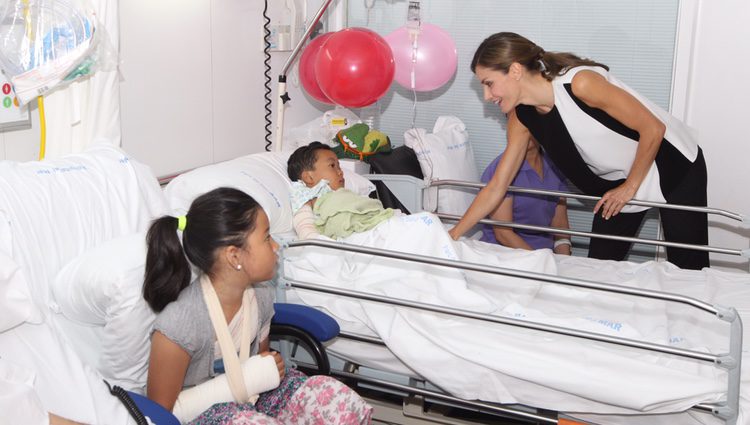 La Reina Letizia con un niño ingresado tras el atentado de Barcelona