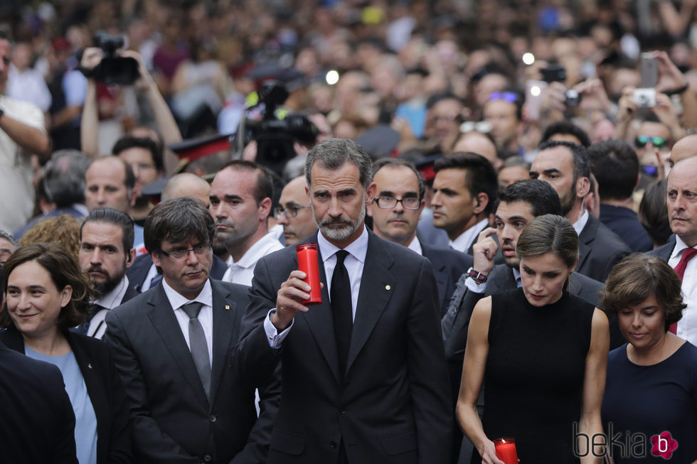 Los Reyes Felipe y Letizia colocan velas en el lugar del atentado de Barcelona