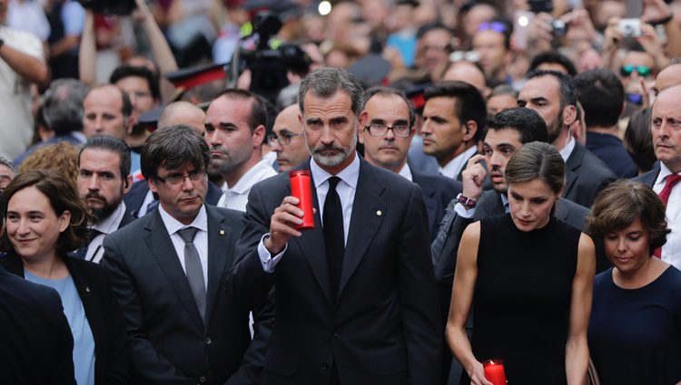 Los Reyes Felipe y Letizia colocan velas en el lugar del atentado de Barcelona