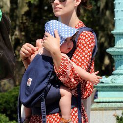 Olivia Wilde lleva a su hija Daisy en un portabebés