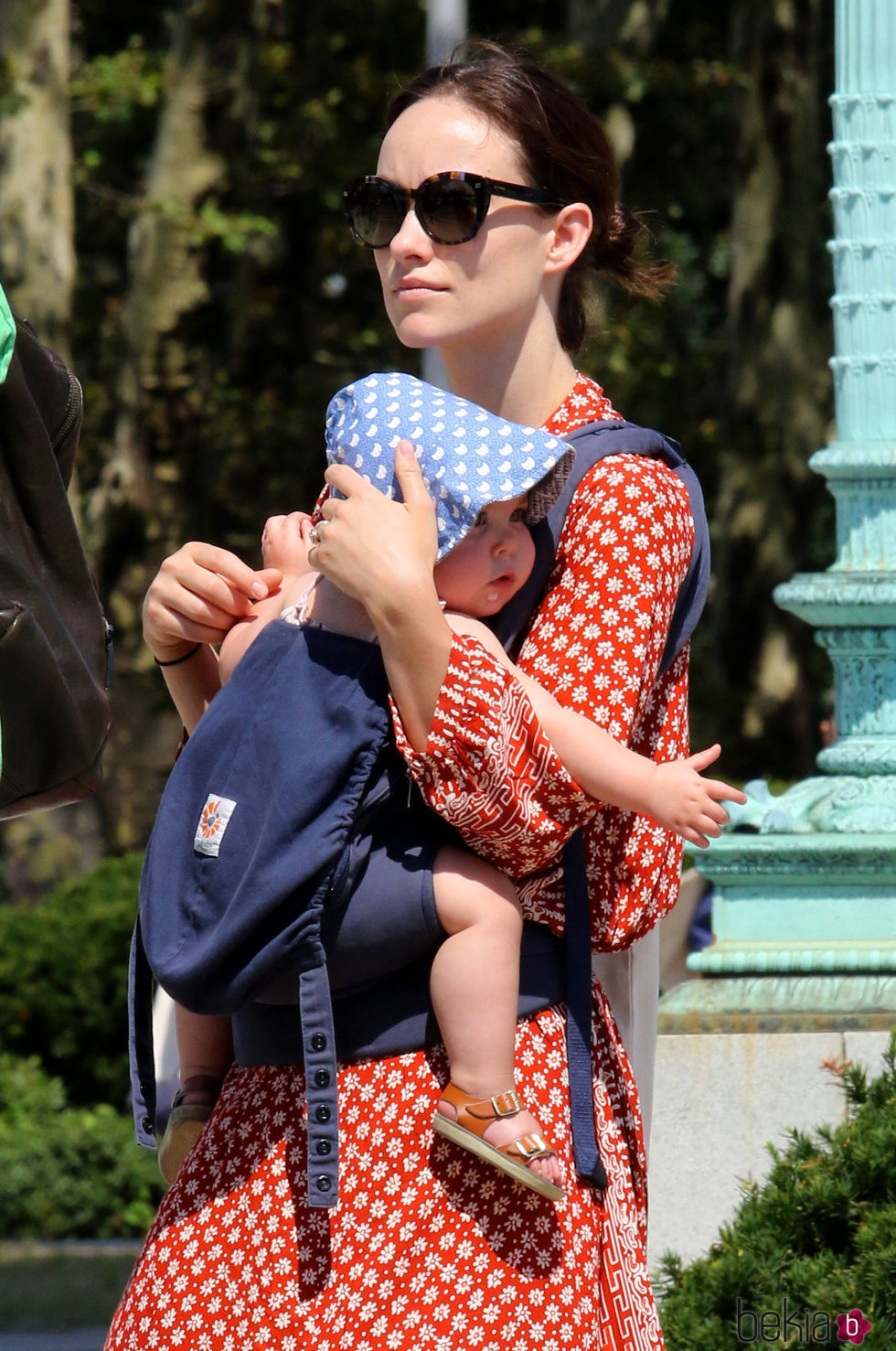 Olivia Wilde lleva a su hija Daisy en un portabebés