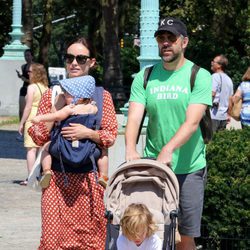 Olivia Wilde y su marido Jason Sudeikis con sus hijos