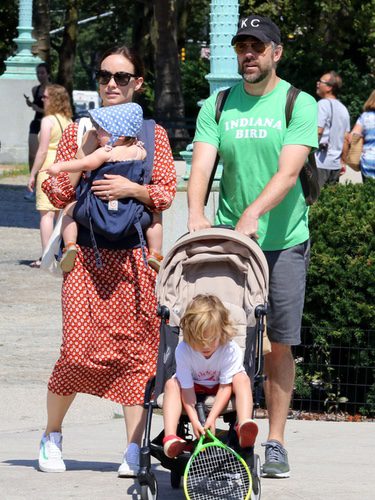 Olivia Wilde y su marido Jason Sudeikis con sus hijos
