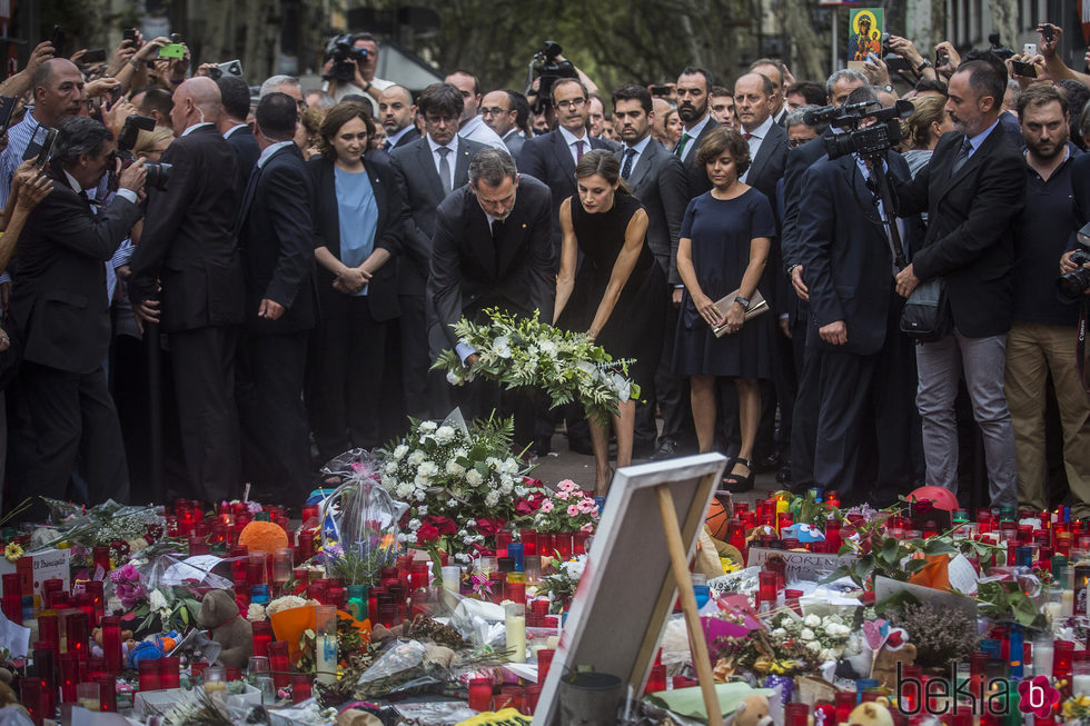 Los Reyes Felipe y Letizia colocan una corona de flores en el lugar del atentado de Barcelona