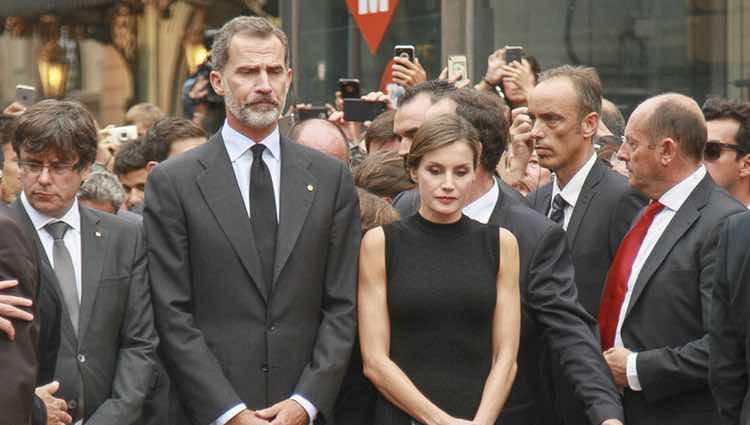 Los Reyes Felipe y Letizia en el lugar del atentado de Barcelona