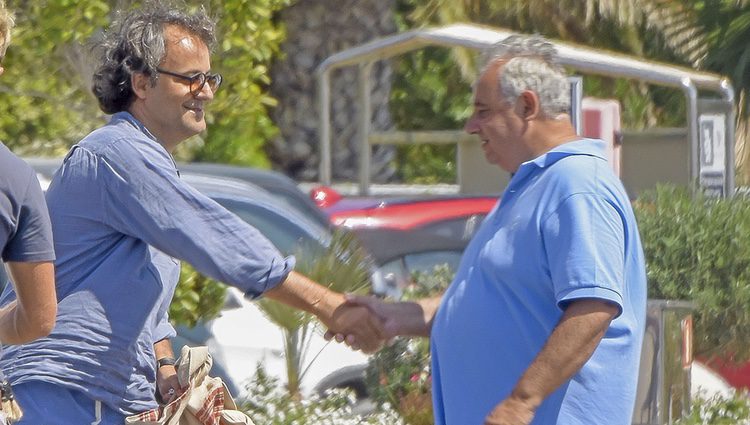 Narcís Rebollo se saluda con Fernando Martínez de Irujo en Ibiza