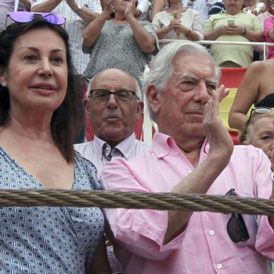 Carmen Martínez-Bordiú y Mario Vargas Llosa en los toros en Málaga