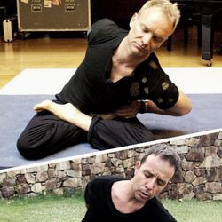 Ángel Llàcer imitando a Sting haciendo yoga