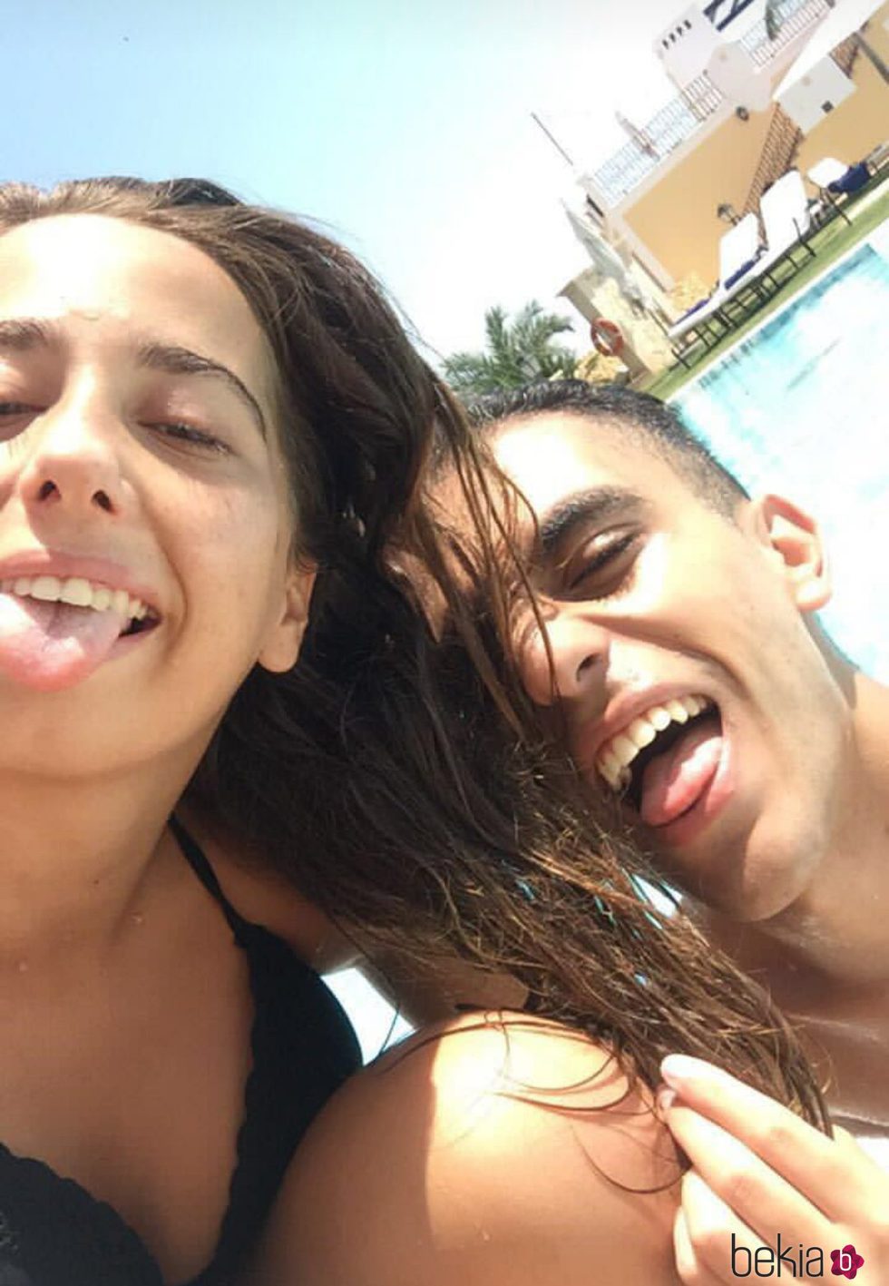 Andrea Janeiro en la piscina con Isma en Benidorm