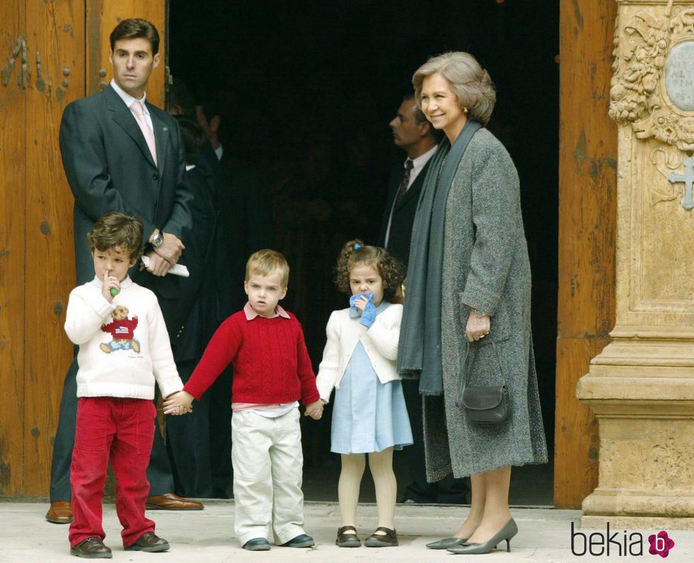 La Reina Sofía con Froilán, Pablo Urdangarin y Victoria de Marichalar con un calcetín