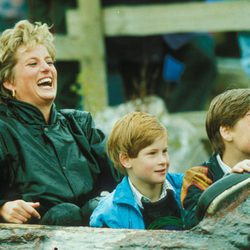 Lady Di con sus hijos Guillermo y Harry en un parque de atracciones