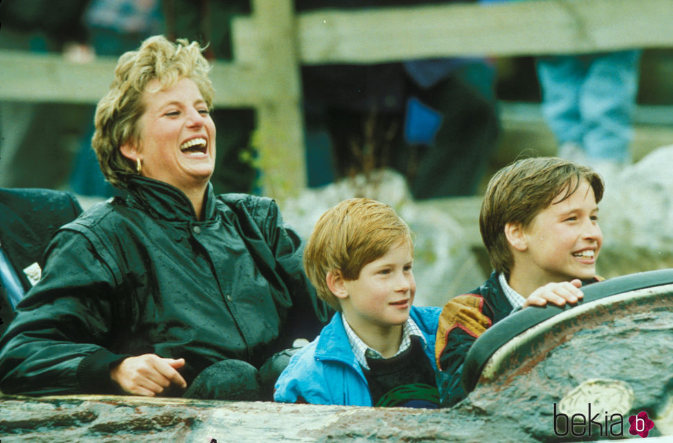 Lady Di con sus hijos Guillermo y Harry en un parque de atracciones