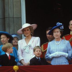 La Reina Isabel, el Duque de Edimburgo, Lady Di, el Príncipe Guillermo, el Príncipe Harry y la Princesa Margarita