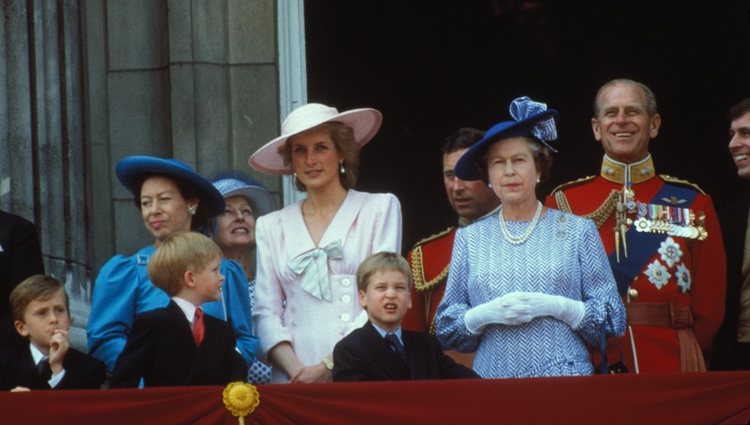 La Reina Isabel, el Duque de Edimburgo, Lady Di, el Príncipe Guillermo, el Príncipe Harry y la Princesa Margarita